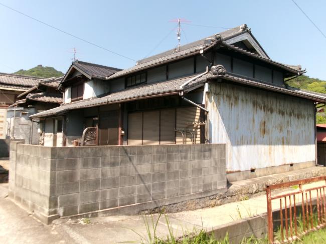 1970s wood house on a large plot in Okayama