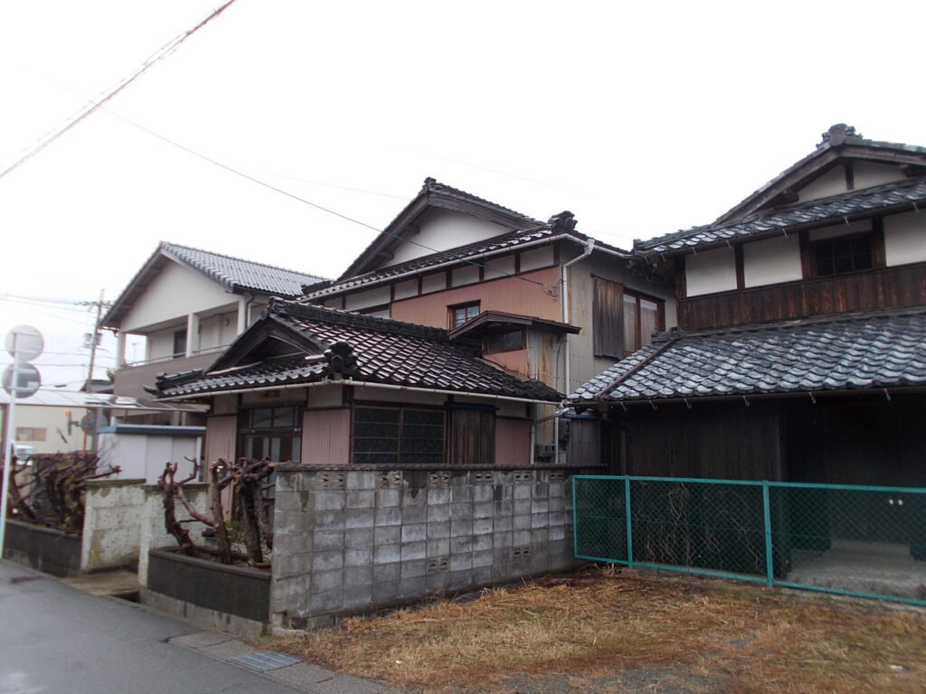 1960s wood house, 8-min walk to station, Shiga