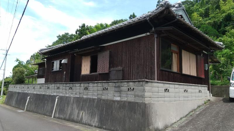 1950s wood house on a large plot in Kagawa
