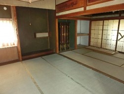1960s wood house on a large plot in Niigata