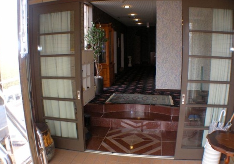 1980s steel-frame house on a large plot in Otohime, Aso