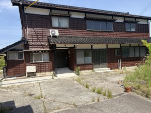 Wood house with storehouses in Niigata