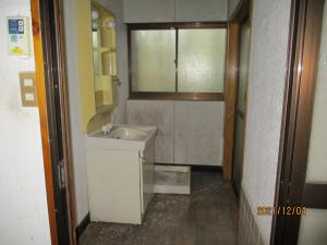 1960s wood house on a large plot in Niigata