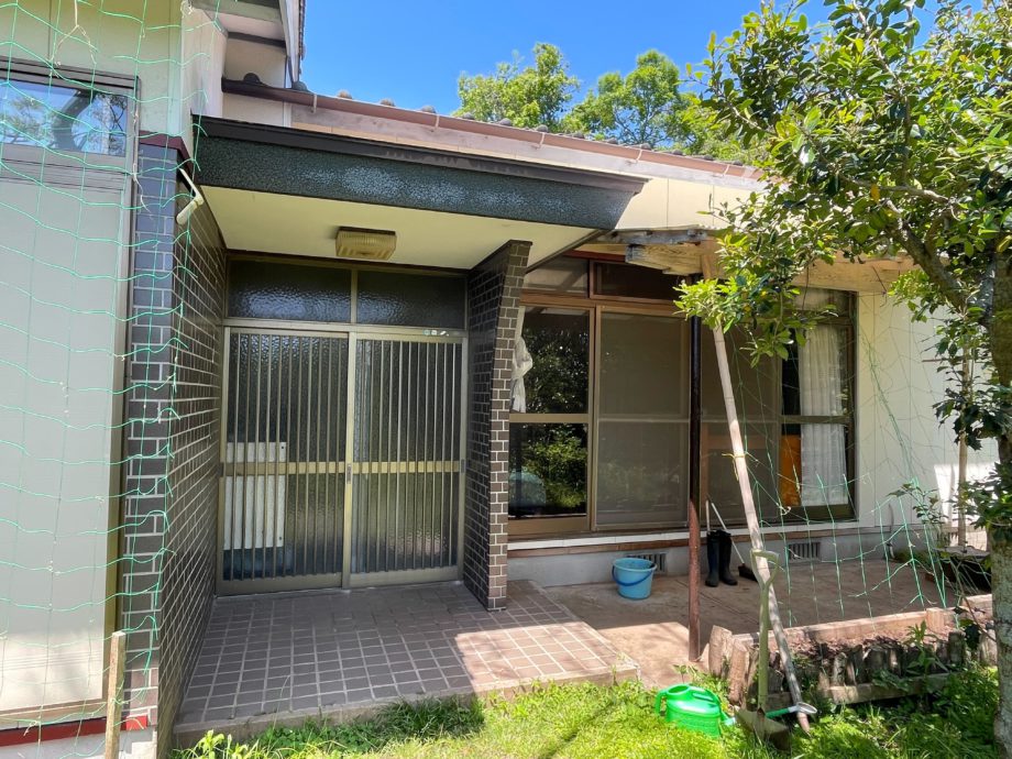 1970s wood house on a large plot in Nagasaki