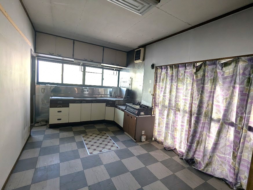 1970s wood house, 17-min walk to station, Yamagata